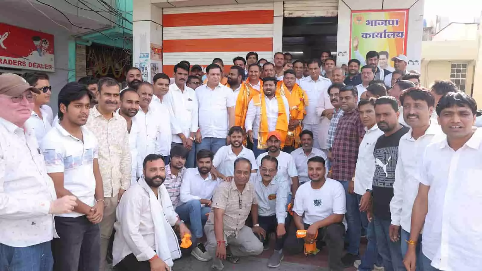 भाजपा कार्यालय में नवनियुक्त जिलाध्यक्ष कमलेश बुनकर का स्वागत करते कार्यकर्ता और विधायक श्रीचंद कृपलानी। भाजपा कार्यालय में नवनियुक्त जिलाध्यक्ष कमलेश बुनकर का स्वागत करते कार्यकर्ता और विधायक श्रीचंद कृपलानी।