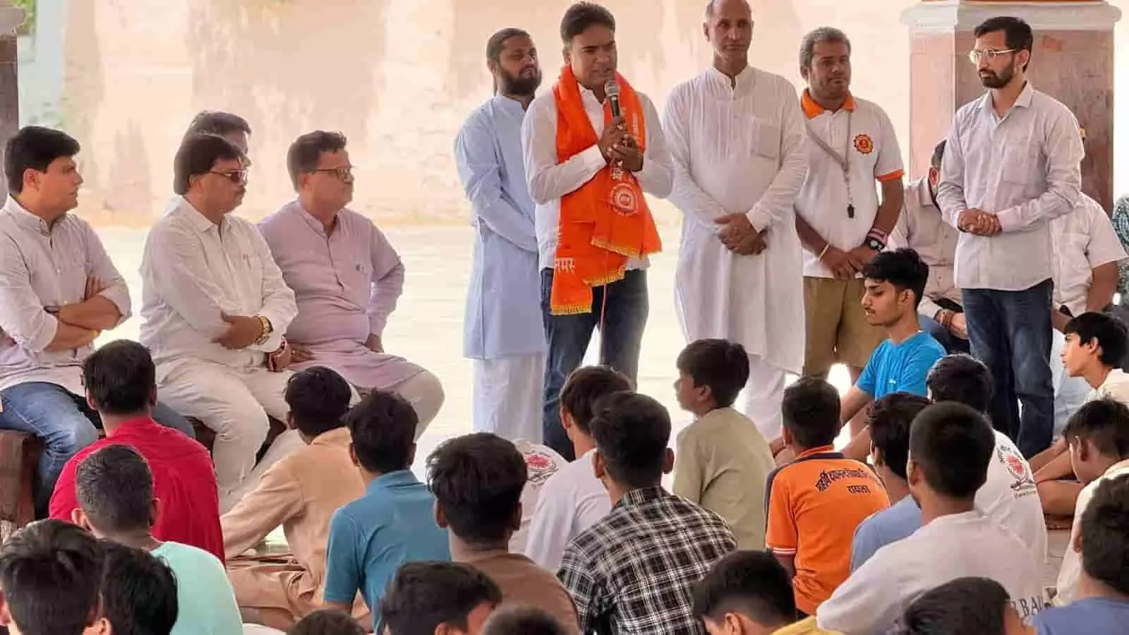 आर्य गुरुकुल शिविर में बैठे बालकों को संबोधित करते सांसद चंद्रप्रकाश जोशी चित्तौड़गढ़ में।
