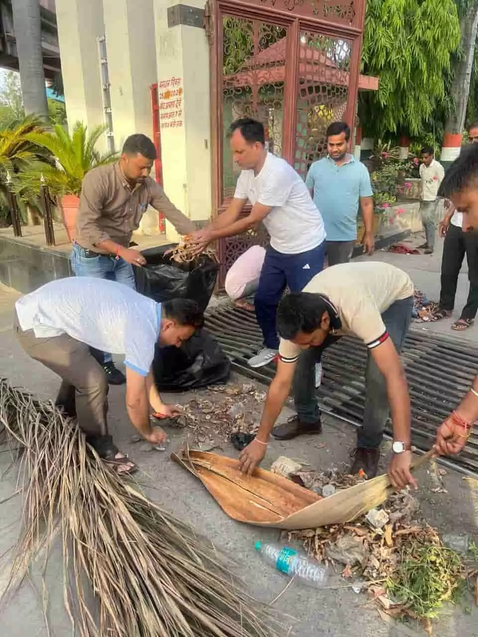 चित्तौड़गढ़ नगर परिषद कार्यालय के बाहर सड़क पर फैला कचरा साफ करते हुए आयुक्त रविन्द्र सिंह यादव और कर्मचारी।