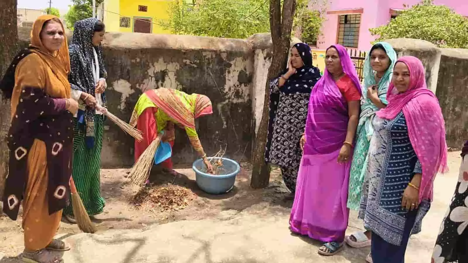 चित्तौड़गढ़ के ग्रामीण क्षेत्र में फावड़े और तसले से प्राचीन तालाब की सफाई करते हुए ग्रामीण जल संरक्षण अभियान के दौरान।