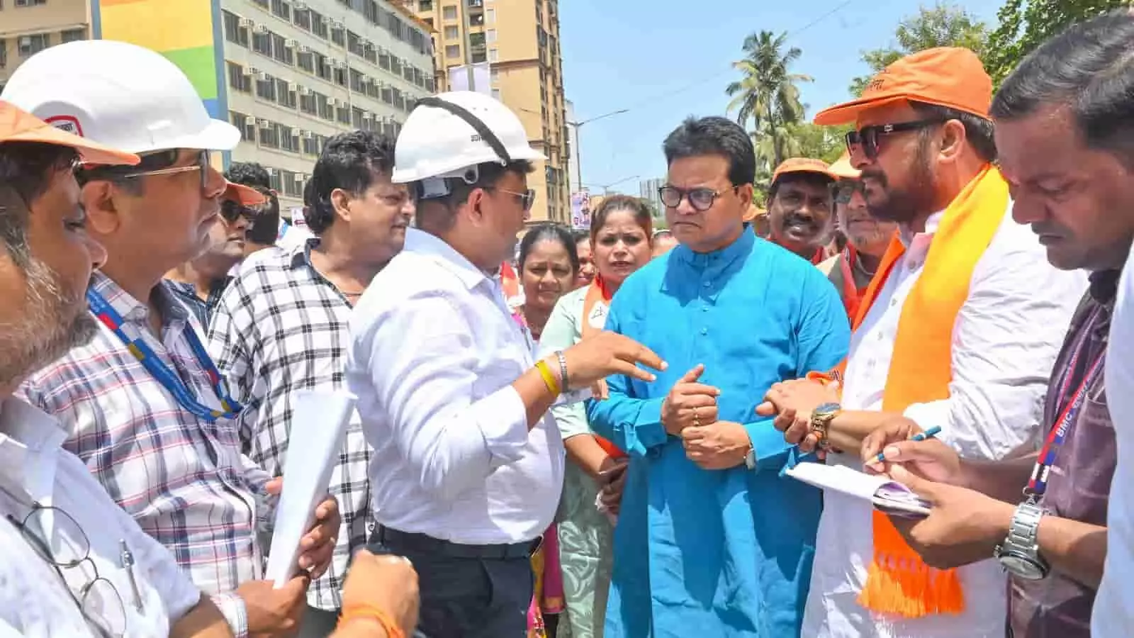 मुंबई में विकास कार्यों के निरीक्षण के दौरान अधिकारियों से बात करते उपमहापौर संजय घाडी। मुंबई में विकास कार्यों के निरीक्षण के दौरान अधिकारियों से बात करते उपमहापौर संजय घाडी।