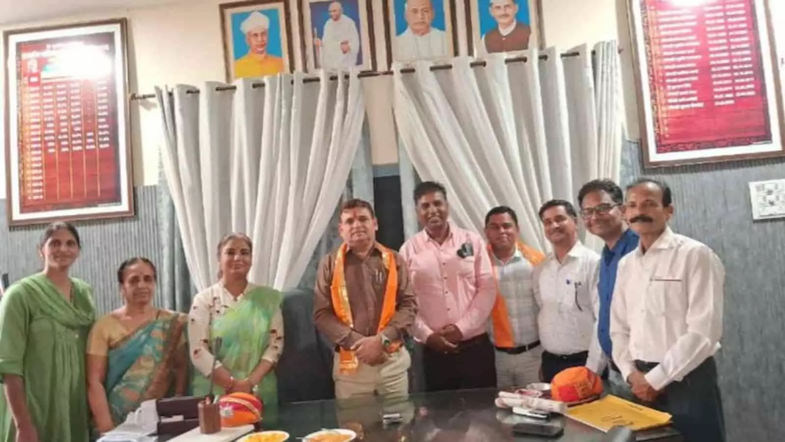 विद्यालय के कार्यालय कक्ष में उपस्थित संयुक्त निदेशक डॉ. शर्मा, प्रधानाचार्य सुषमा विश्नोई और अन्य स्टाफ सदस्य भीलवाड़ा के समाजोपयोगी शिविर निरीक्षण के दौरान। विद्यालय के कार्यालय कक्ष में उपस्थित संयुक्त निदेशक डॉ. शर्मा, प्रधानाचार्य सुषमा विश्नोई और अन्य स्टाफ सदस्य भीलवाड़ा के समाजोपयोगी शिविर निरीक्षण के दौरान।