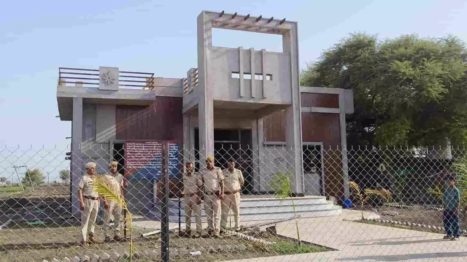 प्रतापगढ़ में नशा तस्कर की कोठी पर पुलिस ने जब्ती के बोर्ड लगाए। प्रतापगढ़ में नशा तस्कर की कोठी पर पुलिस ने जब्ती के बोर्ड लगाए।