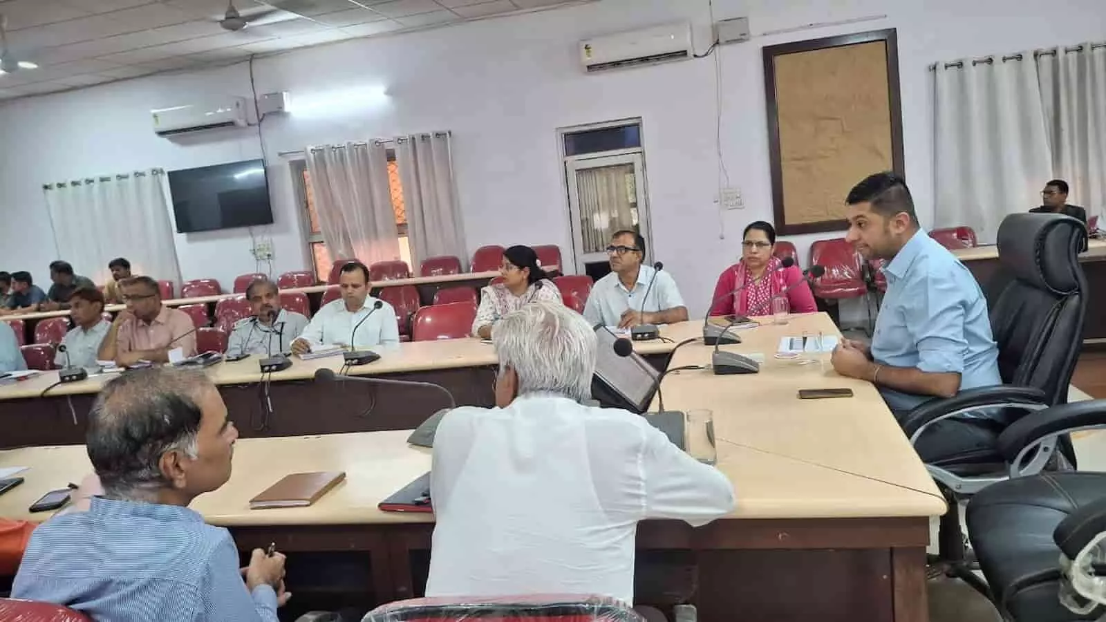 कलेक्ट्रेट सभागार की बैठक में अधिकारियों के साथ चर्चा करते जिला कलक्टर जसमीत सिंह संधू भीलवाड़ा में। कलेक्ट्रेट सभागार की बैठक में अधिकारियों के साथ चर्चा करते जिला कलक्टर जसमीत सिंह संधू भीलवाड़ा में।