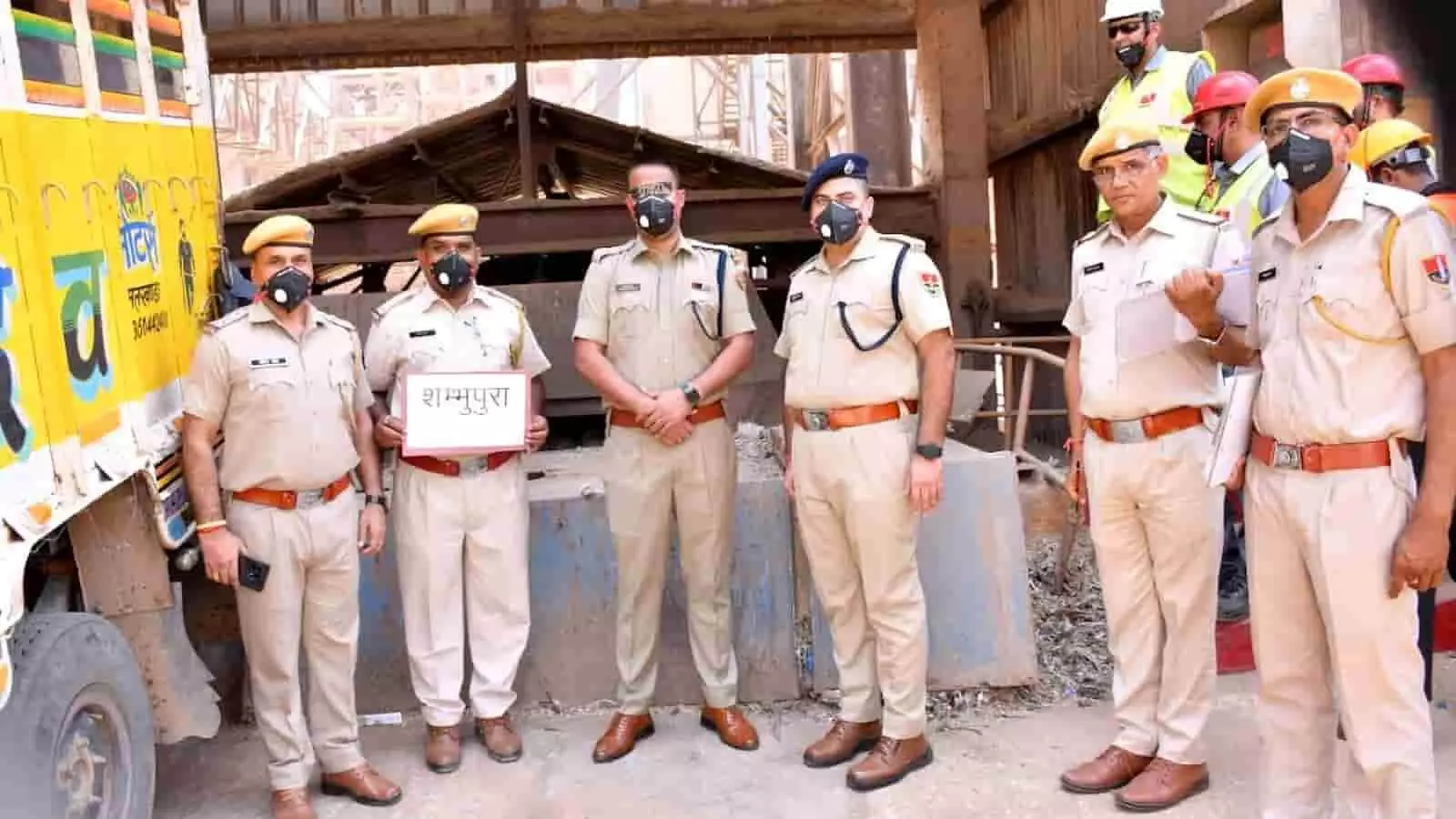 चित्तौड़गढ़ पुलिस अधिकारी शंभूपुरा के सीमेंट प्लांट में जब्तशुदा अवैध मादक पदार्थ नष्ट करते हुए। चित्तौड़गढ़ पुलिस अधिकारी शंभूपुरा के सीमेंट प्लांट में जब्तशुदा अवैध मादक पदार्थ नष्ट करते हुए।