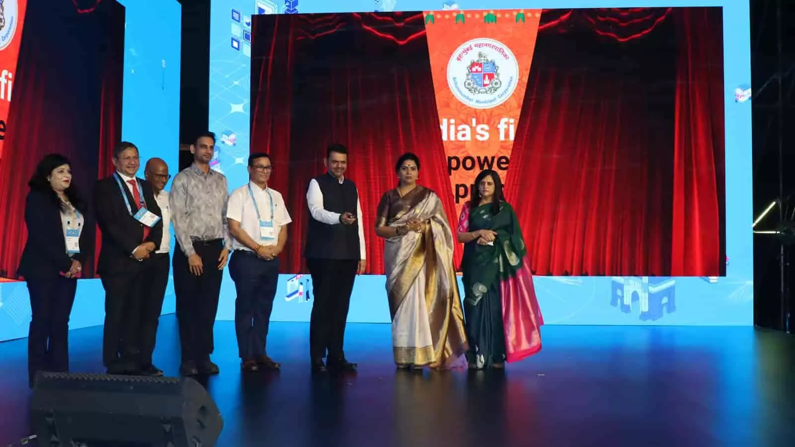 जियो वर्ल्ड कन्वेंशन सेंटर में मुख्यमंत्री देवेंद्र फडणवीस और बीएमसी कमिश्नर CivitTwin प्रणाली का कंप्यूटर प्रेजेंटेशन देखते हुए। जियो वर्ल्ड कन्वेंशन सेंटर में मुख्यमंत्री देवेंद्र फडणवीस और बीएमसी कमिश्नर CivitTwin प्रणाली का कंप्यूटर प्रेजेंटेशन देखते हुए।