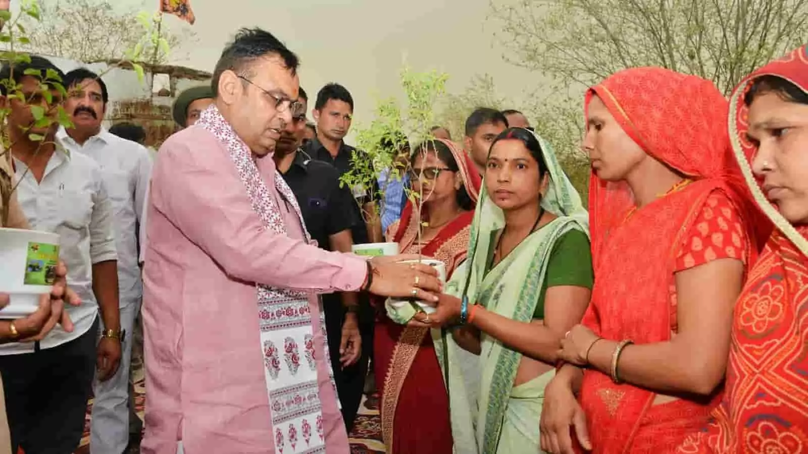 मुख्यमंत्री भजनलाल शर्मा राज्य में भ्रष्टाचार के खिलाफ कार्रवाई के दौरान लोगों से मिलते हुए। मुख्यमंत्री भजनलाल शर्मा राज्य में भ्रष्टाचार के खिलाफ कार्रवाई के दौरान लोगों से मिलते हुए।