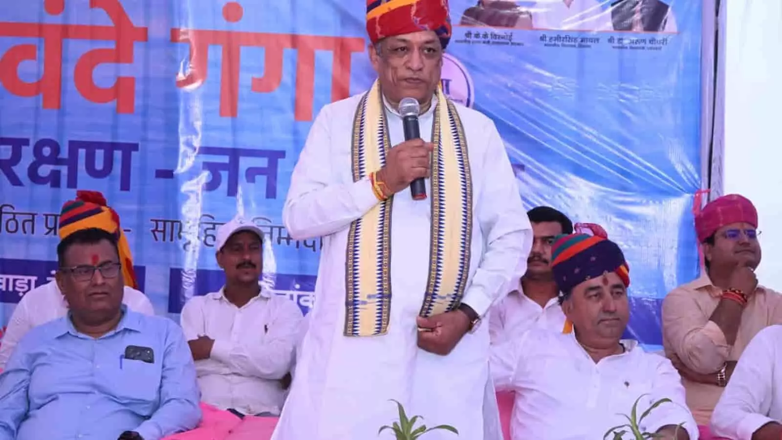 रेवाड़ा जैतमाल में जल संरक्षण अभियान के दौरान संबोधित करते हुए मंत्री जोराराम कुमावत। रेवाड़ा जैतमाल में जल संरक्षण अभियान के दौरान संबोधित करते हुए मंत्री जोराराम कुमावत।