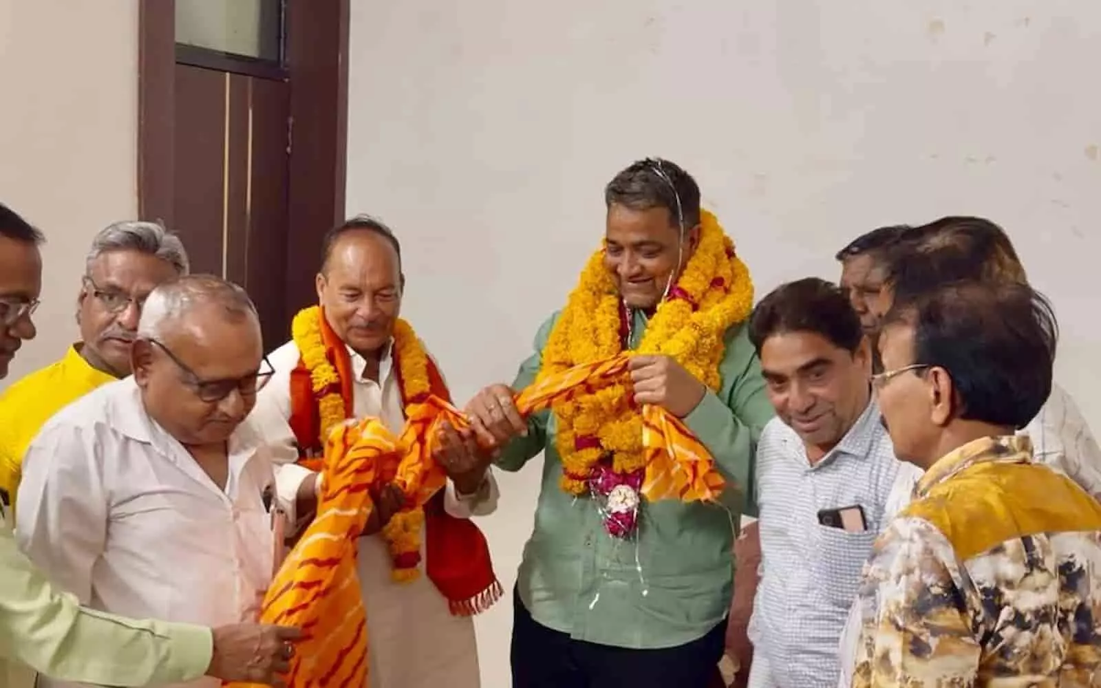 राजस्थान में भाजपा ओबीसी मोर्चा के प्रदेश प्रवक्ता नरेंद्र भास्कर का स्वागत करते कार्यकर्ता। राजस्थान में भाजपा ओबीसी मोर्चा के प्रदेश प्रवक्ता नरेंद्र भास्कर का स्वागत करते कार्यकर्ता।