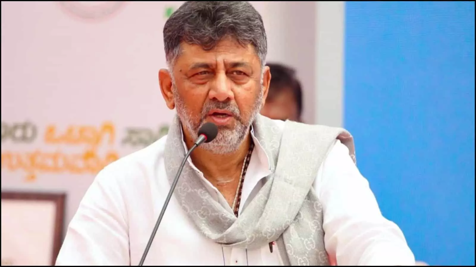 माइक के सामने बोलते हुए कांग्रेस नेता डीके शिवकुमार बेंगलुरु में कर्नाटक कैबिनेट गठन के संदर्भ में।