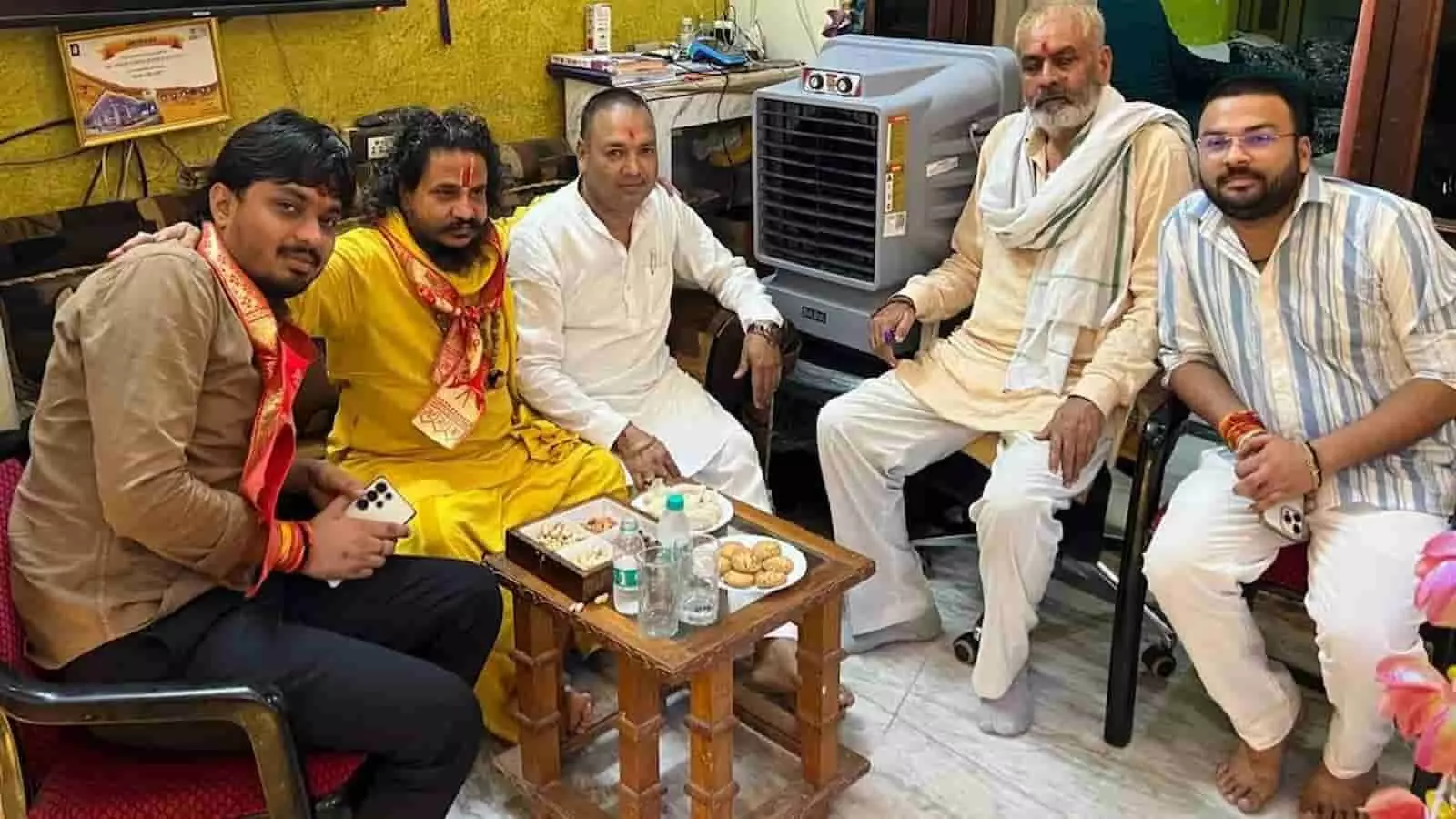 गुरसराय झाँसी में स्वर्गीय सरस्वती देवी के चित्र पर पुष्प अर्पित कर श्रद्धांजलि देते महंत वैदेही वल्लभ जी महाराज गुरसराय झाँसी में स्वर्गीय सरस्वती देवी के चित्र पर पुष्प अर्पित कर श्रद्धांजलि देते महंत वैदेही वल्लभ जी महाराज