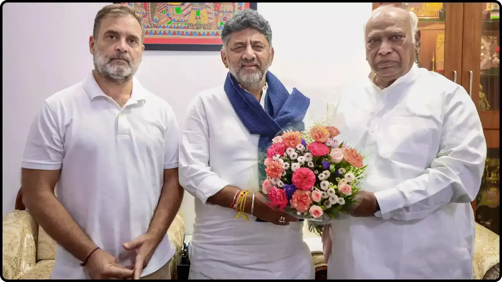 एक कमरे में खड़े होकर बातचीत करते कांग्रेस नेता राहुल गांधी, डीके शिवकुमार और मल्लिकार्जुन खड़गे।