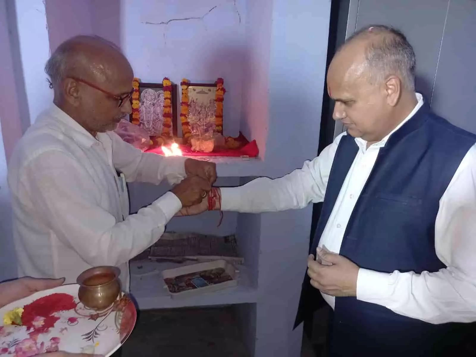 डीग में जिला विधिक सेवा प्राधिकरण कार्यालय के उद्घाटन समारोह में न्यायाधीश हेमराज गौड़ पुरोहित से कलावा बंधवाते हुए। डीग में जिला विधिक सेवा प्राधिकरण कार्यालय के उद्घाटन समारोह में न्यायाधीश हेमराज गौड़ पुरोहित से कलावा बंधवाते हुए।