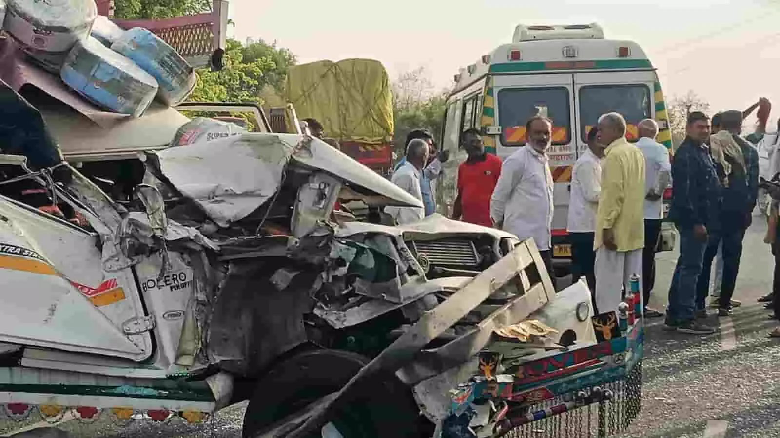 मोर्शी-चांदूरबाजार महामार्ग पर दुर्घटना के बाद क्षतिग्रस्त सफेद बोलेरो पिकअप और एम्बुलेंस के पास खड़े लोग