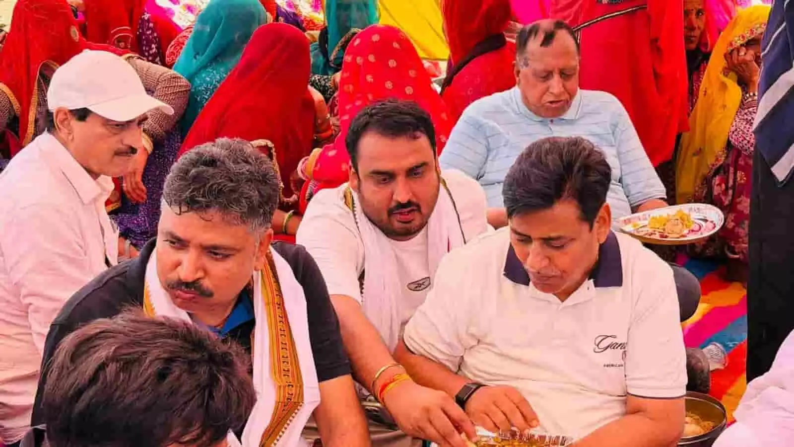 पुष्कर के फारकिया में मनरेगा कार्यस्थल पर तगाड़ी उठाकर श्रमदान करते प्रदेश कांग्रेस अध्यक्ष गोविंद सिंह डोटासरा और अन्य नेता। पुष्कर के फारकिया में मनरेगा कार्यस्थल पर तगाड़ी उठाकर श्रमदान करते प्रदेश कांग्रेस अध्यक्ष गोविंद सिंह डोटासरा और अन्य नेता।