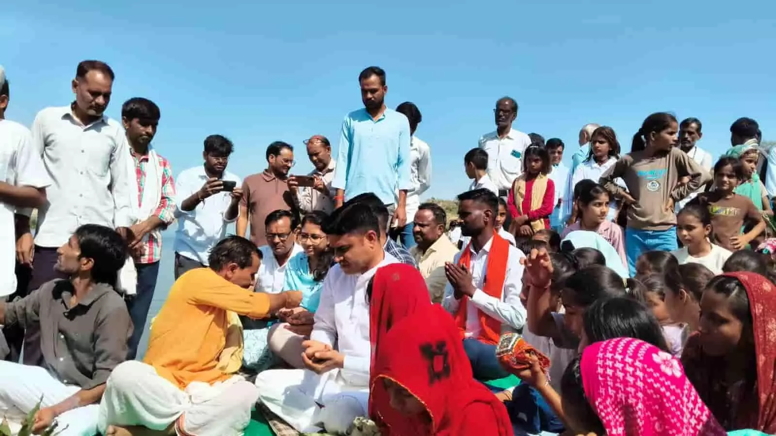 सिंगौर कला में जल संरक्षण अभियान के दौरान पूजा करते लोग और उपस्थित ग्रामीण जनसमुदाय। सिंगौर कला में जल संरक्षण अभियान के दौरान पूजा करते लोग और उपस्थित ग्रामीण जनसमुदाय।