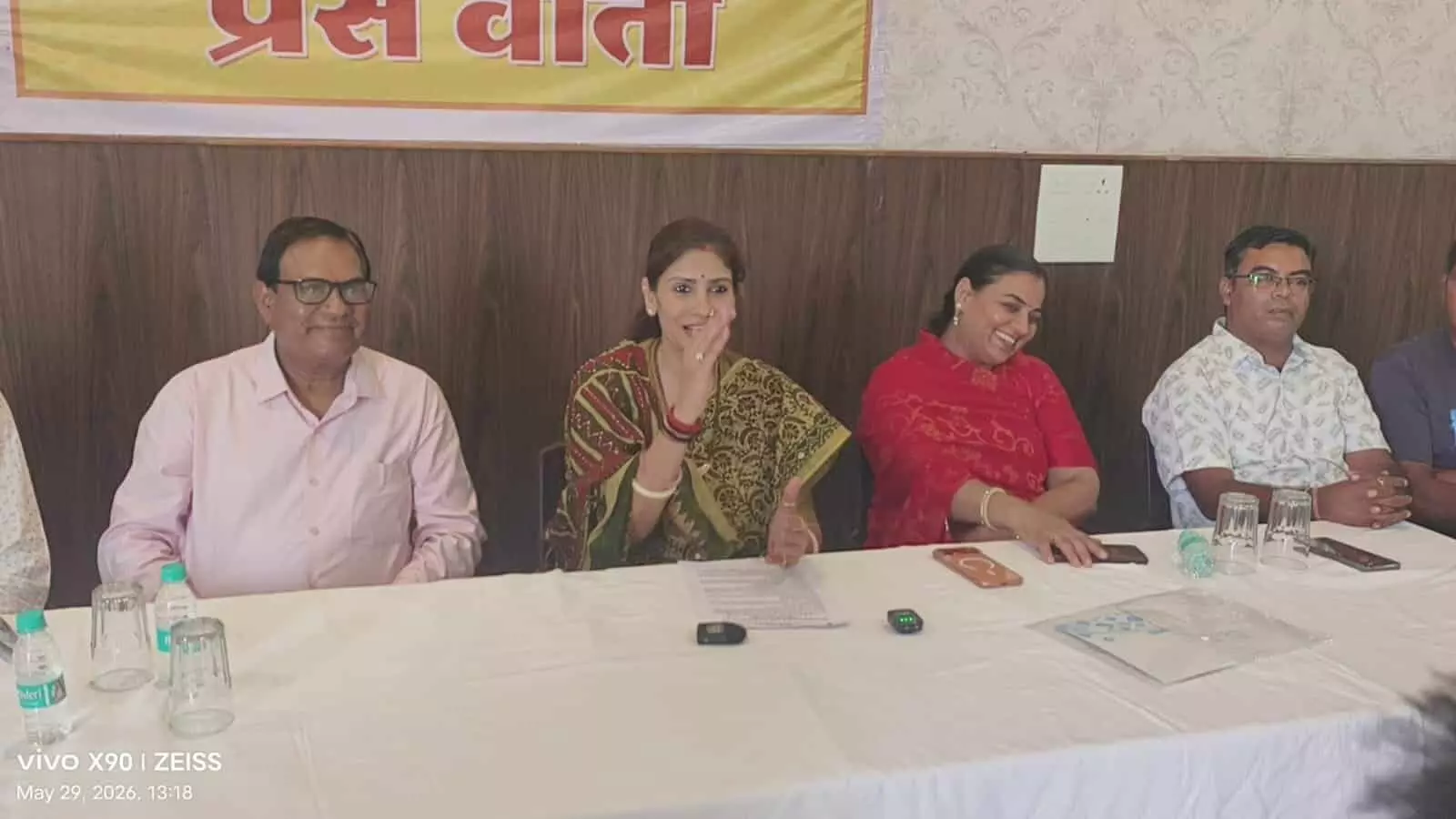प्रेस वार्ता के दौरान मेज पर बैठे राजसमंद विधायक दीप्ति किरण माहेश्वरी और अन्य पदाधिकारी।
