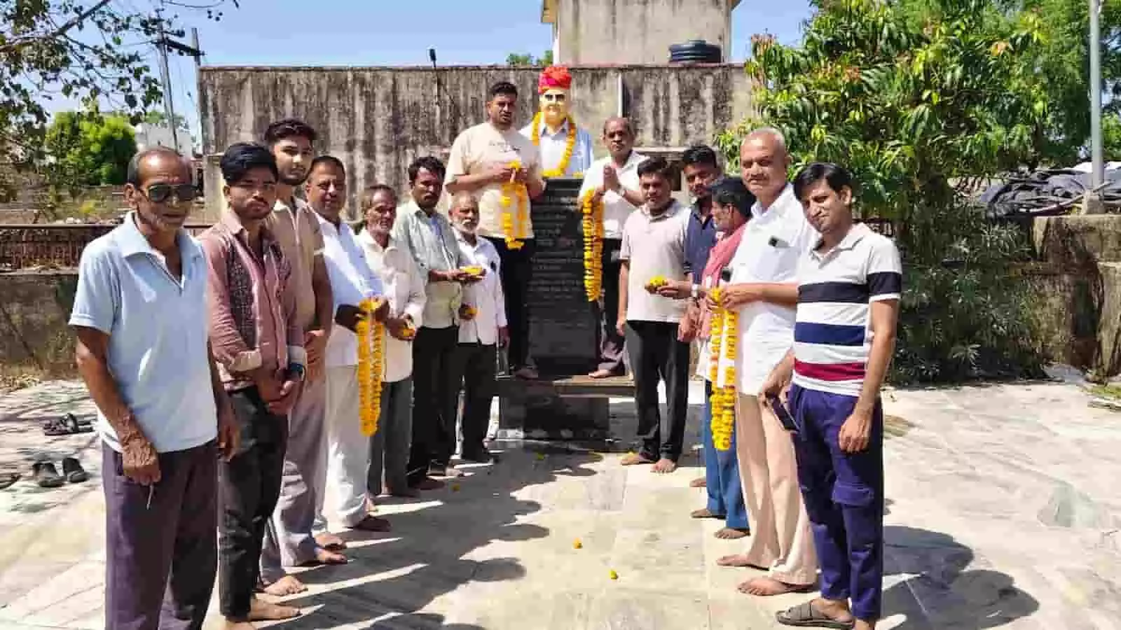 खेरोदा में गुलाब सिंह शक्तावत की प्रतिमा पर माल्यार्पण करते लोग श्रद्धांजलि सभा के दौरान दिख रहे हैं।