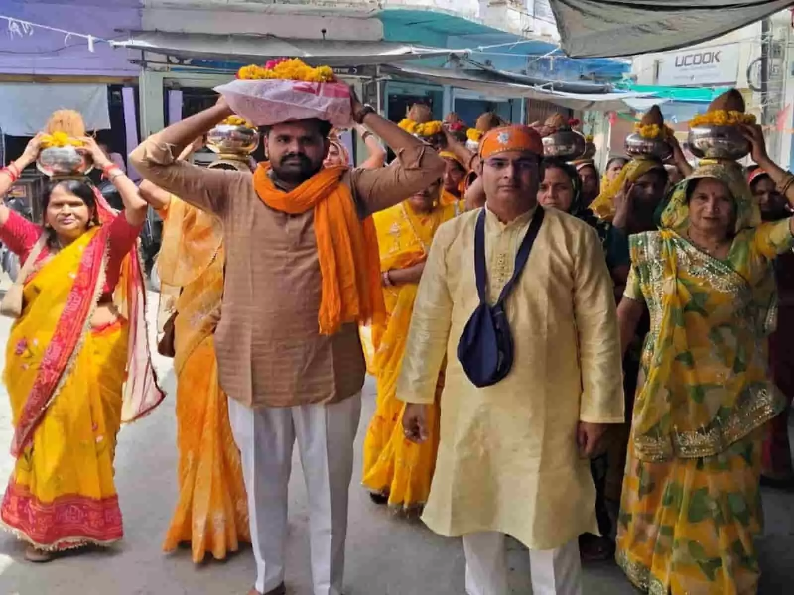 सिर पर कलश और पूजा सामग्री उठाए श्रद्धालु बारां की सड़क पर खाटू श्याम कथा की शोभायात्रा निकालते हुए सिर पर कलश और पूजा सामग्री उठाए श्रद्धालु बारां की सड़क पर खाटू श्याम कथा की शोभायात्रा निकालते हुए