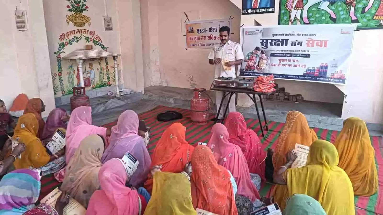 आमेट के सरदारगढ़ में गैस सुरक्षा शिविर के दौरान महिलाओं को सुरक्षा नियमों की जानकारी देते मैकेनिक भूपेंद्र सिंह राव।