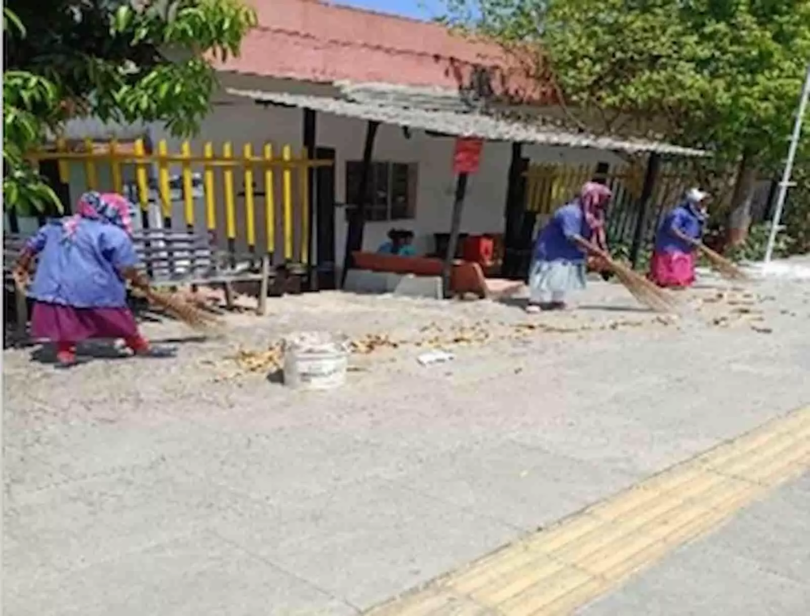 मुंबई सेंट्रल मंडल के रेलवे स्टेशन पर झाड़ू से सफाई करते कर्मचारी और दुकान पर पर्यावरण संरक्षण की शपथ लेते लोग।