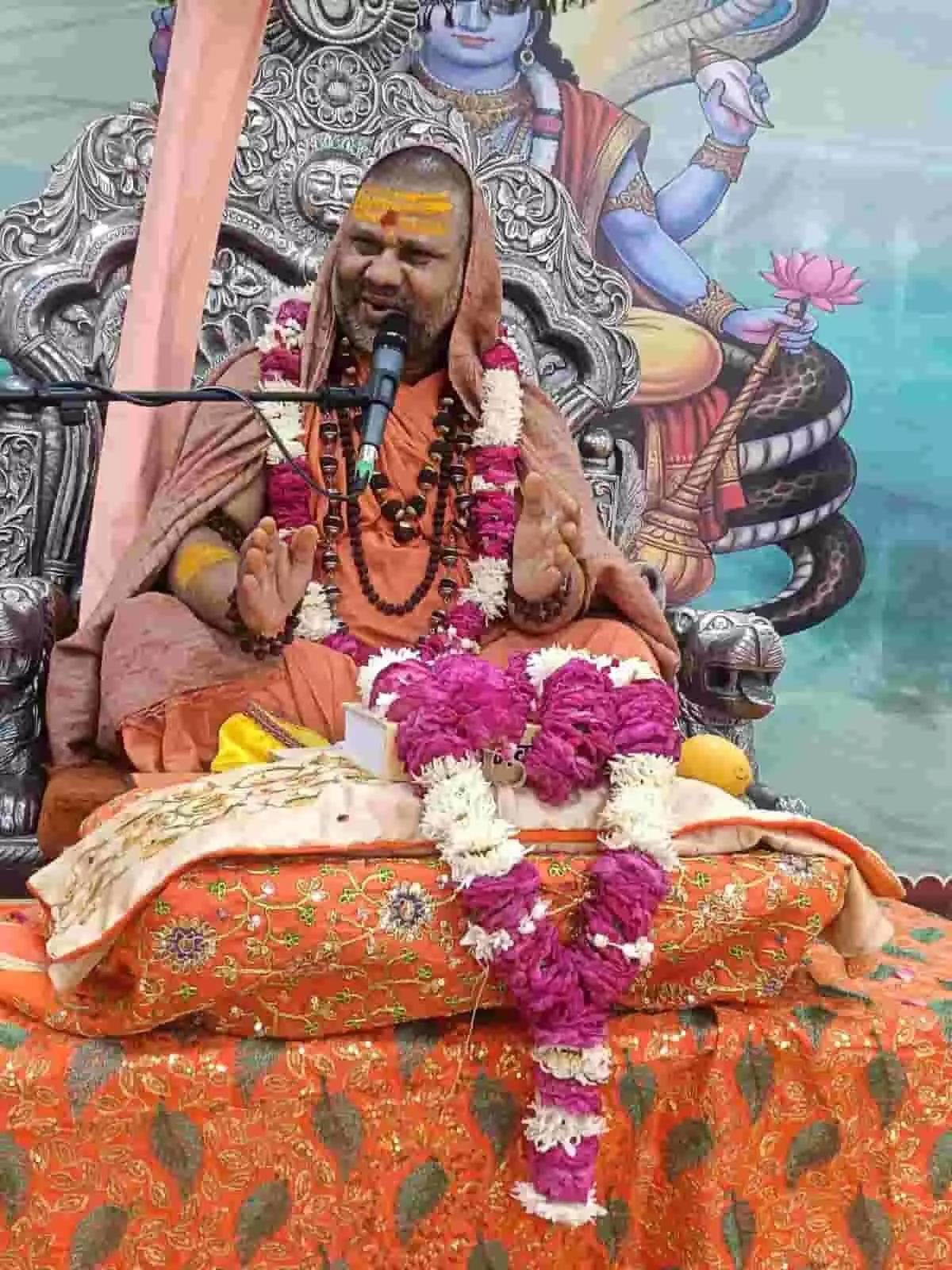 भीलवाड़ा के हरिशेवा उदासीन आश्रम में भक्तमाल कथा समापन पर उपस्थित श्रद्धालु और कथावाचक स्वामी ज्ञानानंद जी तीर्थ।