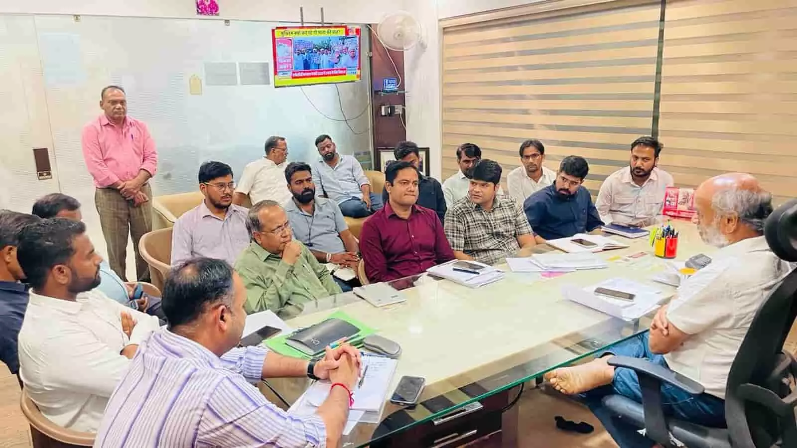 भीलवाड़ा कार्यालय में बैठक की मेज पर बैठे अधिकारियों के साथ चर्चा करते विधायक अशोक कुमार कोठारी।