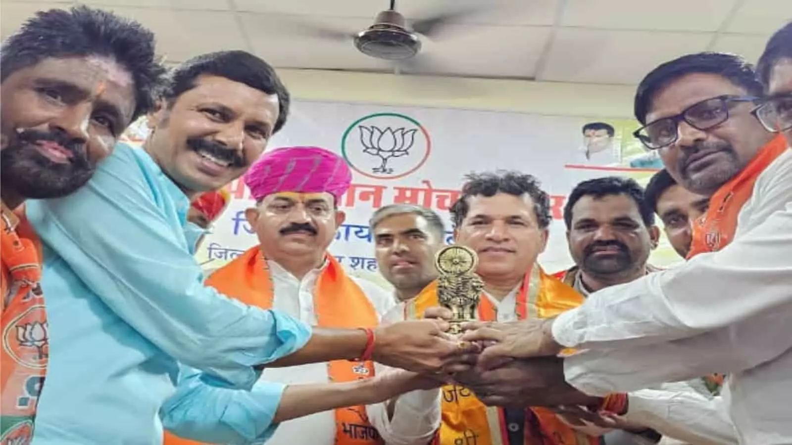 अजमेर भाजपा कार्यालय में राजस्थान जनमंच अध्यक्ष कैलाश सोनी और कार्यकर्ता पूर्व केंद्रीय मंत्री कैलाश चौधरी को अशोक स्तंभ भेंट करते हुए।