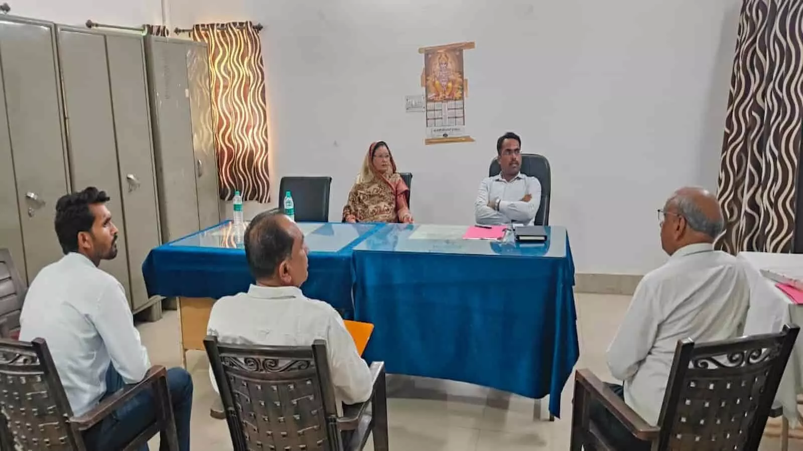 सलूंबर जिला चिकित्सालय में आरएमआरएस की बैठक के दौरान उपस्थित अधिकारी और सदस्य। सलूंबर जिला चिकित्सालय में आरएमआरएस की बैठक के दौरान उपस्थित अधिकारी और सदस्य।