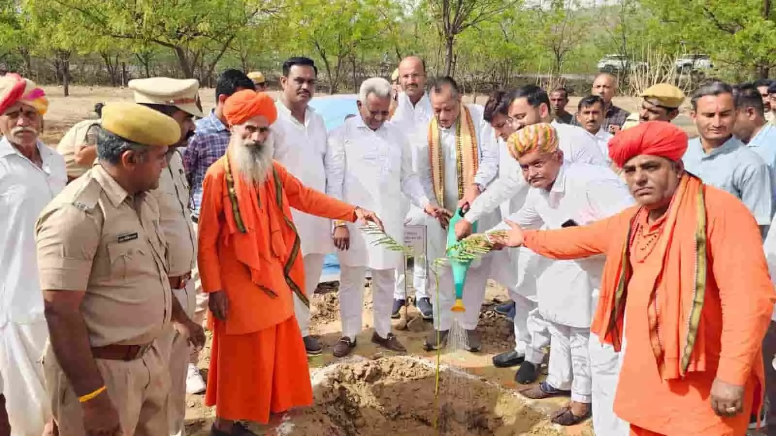 बाड़मेर के लुणु खुर्द में वंदे गंगा अभियान के तहत प्रभारी मंत्री जोराराम कुमावत और अन्य लोग पौधा लगा रहे हैं।