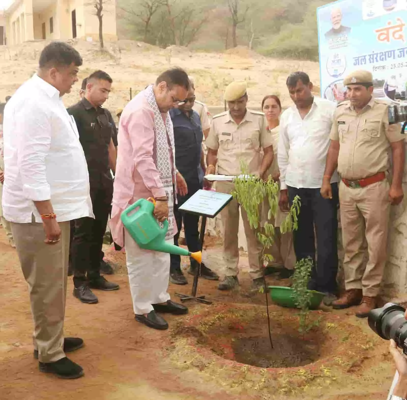 जयपुर के नींदड़ वन क्षेत्र में पौधा लगाते हुए मुख्यमंत्री भजनलाल शर्मा और अन्य अधिकारी।