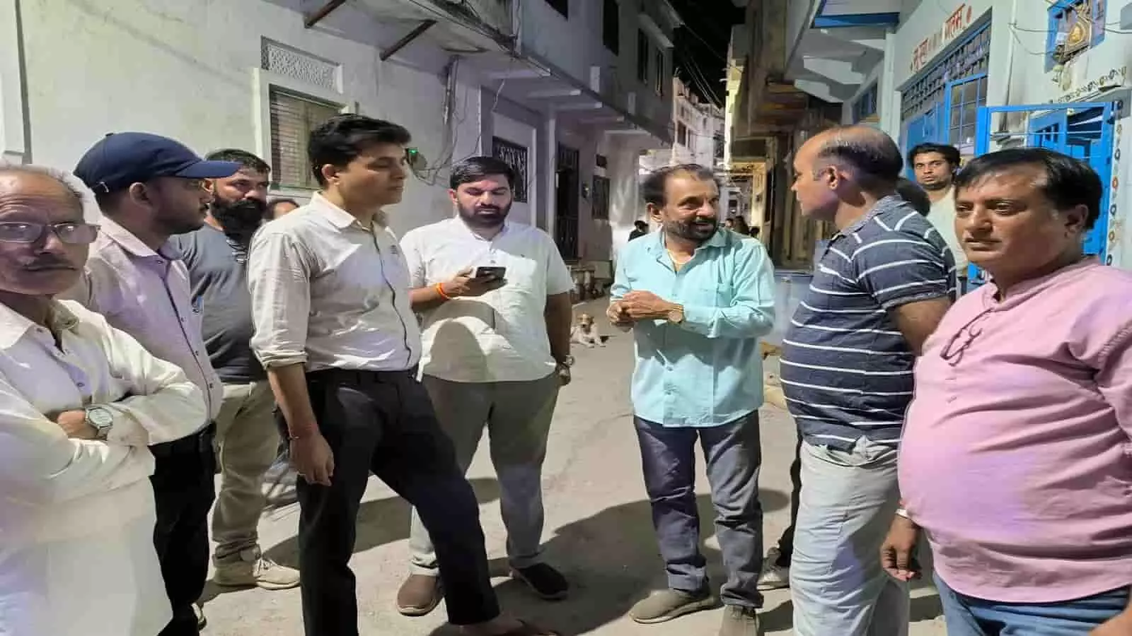 सलूम्बर में नगर क्षेत्र का प्रशासनिक निरीक्षण करते एसडीएम जगदीश चन्द्र बामणिया और सरकारी अधिकारी सलूम्बर में नगर क्षेत्र का प्रशासनिक निरीक्षण करते एसडीएम जगदीश चन्द्र बामणिया और सरकारी अधिकारी