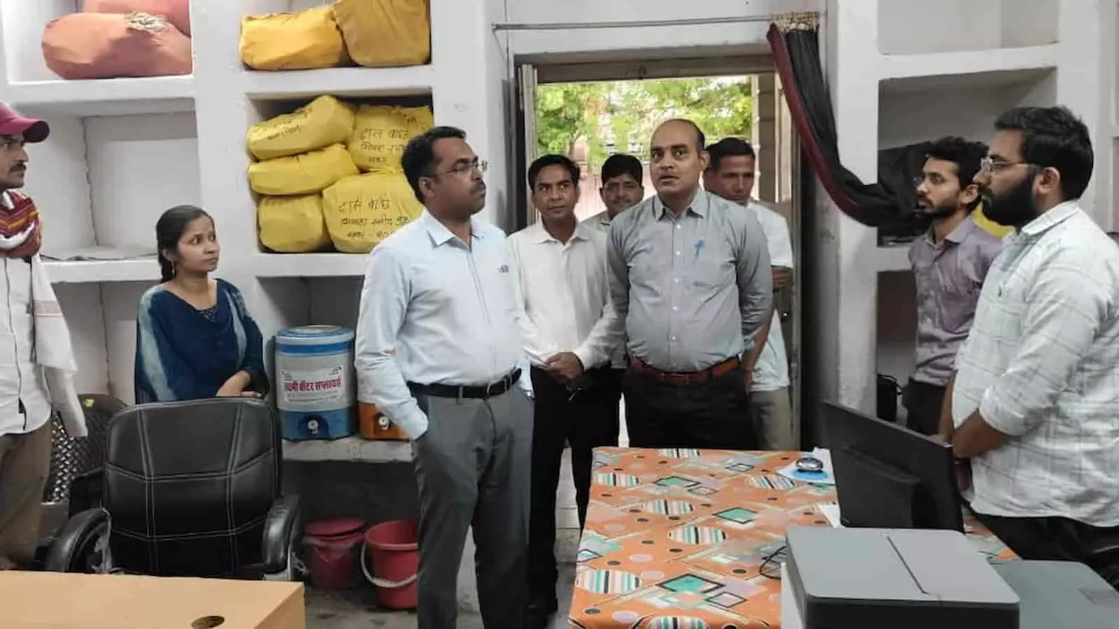 सलूंबर में तहसील कार्यालय का प्रशासनिक निरीक्षण करते जिला कलेक्टर मुहम्मद जुनेद पी.पी. और संबंधित अधिकारी सलूंबर में तहसील कार्यालय का प्रशासनिक निरीक्षण करते जिला कलेक्टर मुहम्मद जुनेद पी.पी. और संबंधित अधिकारी