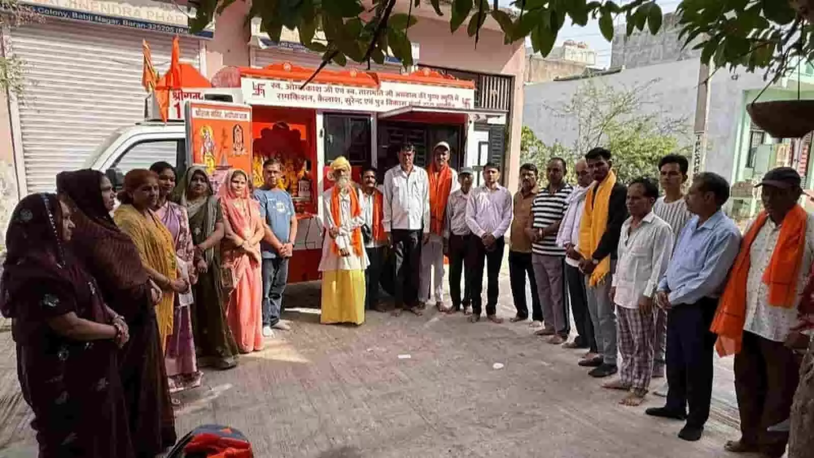 बारां में श्री हरिरथ वाहन के सामने खड़े होकर पूजा कार्यक्रम में भाग लेते लोग। बारां में श्री हरिरथ वाहन के सामने खड़े होकर पूजा कार्यक्रम में भाग लेते लोग।