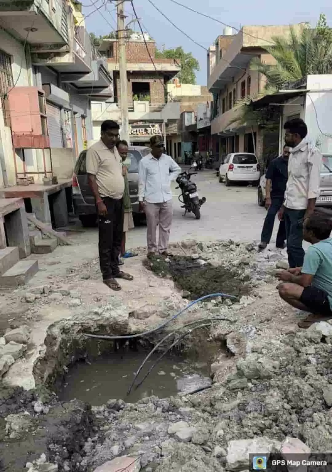 बारां में सड़क पर गड्ढा खोदकर पाइपलाइन लीकेज ठीक करते जन स्वास्थ्य अभियांत्रिकी विभाग के कर्मचारी और खड़े अधिकारी। बारां में सड़क पर गड्ढा खोदकर पाइपलाइन लीकेज ठीक करते जन स्वास्थ्य अभियांत्रिकी विभाग के कर्मचारी और खड़े अधिकारी।
