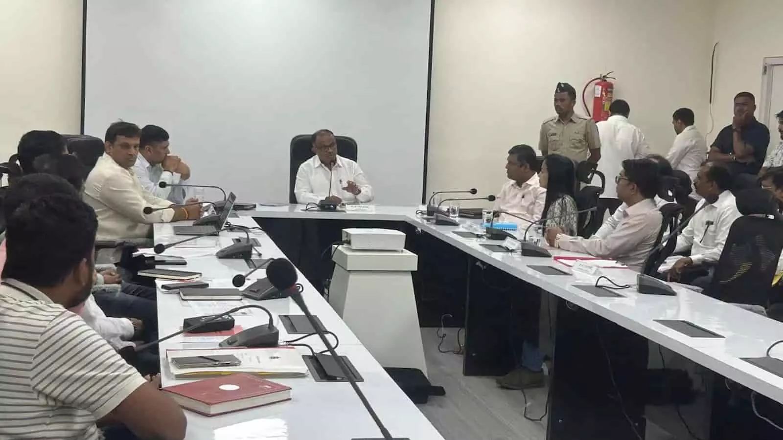 मुंबई के बीएमसी कार्यालय में सार्वजनिक शौचालयों की समीक्षा बैठक के दौरान टेबल के चारों तरफ बैठे अधिकारी और कर्मचारी।