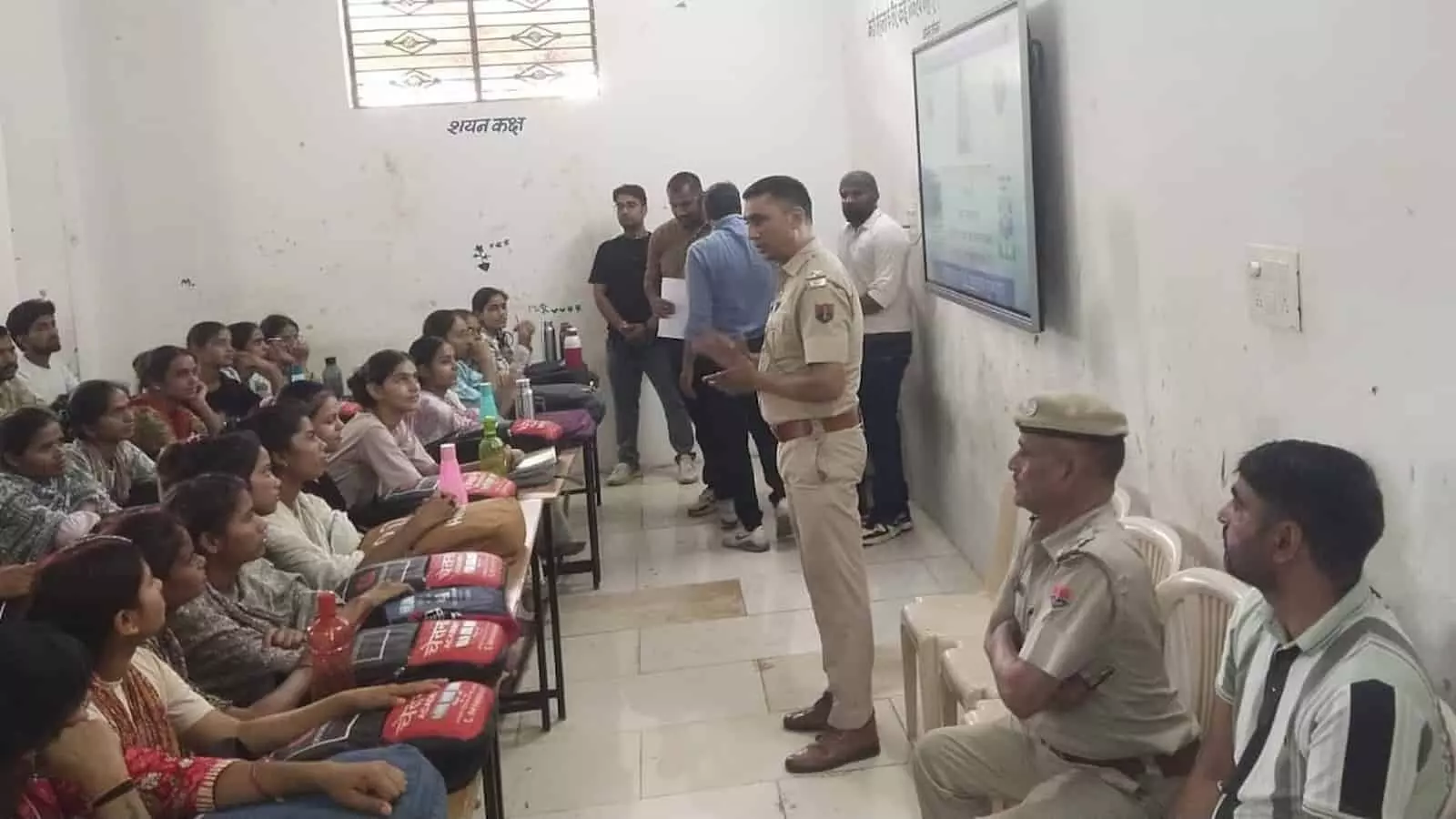 क्लासरूम में पुलिस अधिकारी कोचिंग के छात्र-छात्राओं को प्रतापगढ़ में नशा मुक्ति अभियान के तहत जागरूक कर रहे हैं। क्लासरूम में पुलिस अधिकारी कोचिंग के छात्र-छात्राओं को प्रतापगढ़ में नशा मुक्ति अभियान के तहत जागरूक कर रहे हैं।