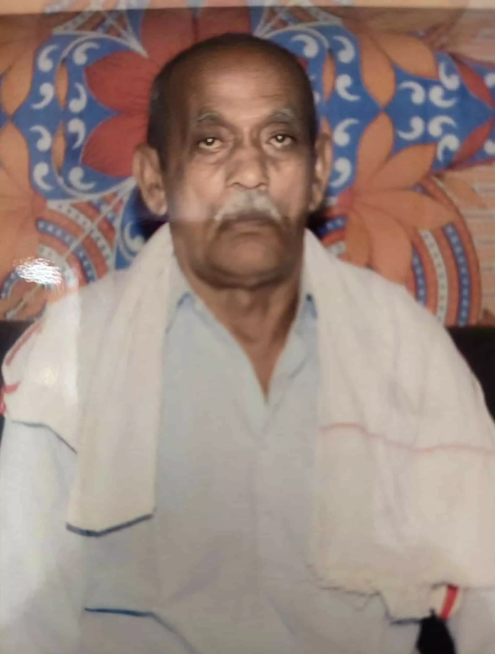 सफेद रंग का साफा ओढ़े हिंडोन के दिवंगत समाजसेवी पन्नालाल का चित्र सफेद रंग का साफा ओढ़े हिंडोन के दिवंगत समाजसेवी पन्नालाल का चित्र
