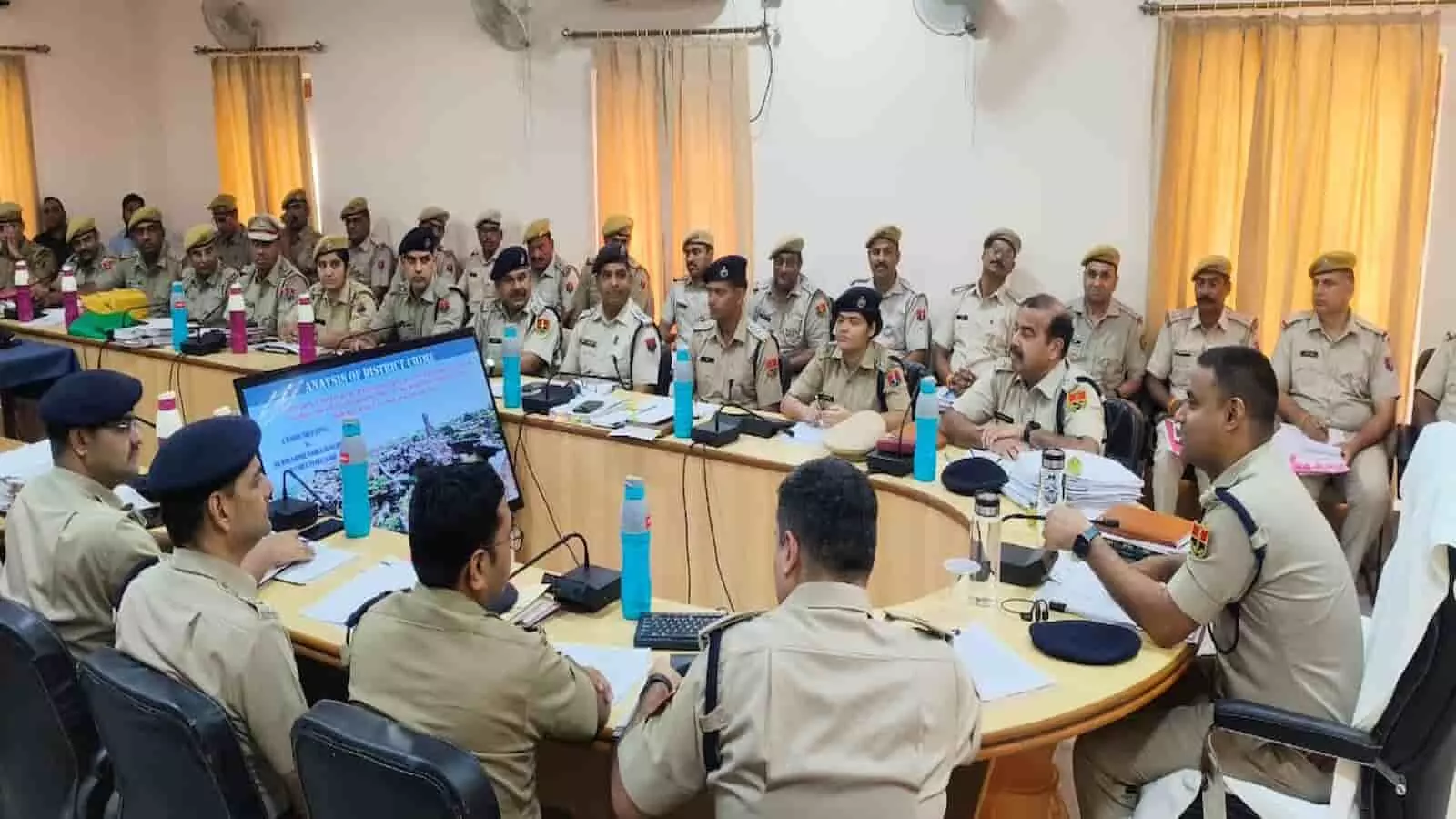 अपराध गोष्ठी बैठक में पुलिस अधिकारियों को निर्देश देते एसपी धर्मेंद्र सिंह चित्तौड़गढ़ पुलिस लाइन सभागार में।