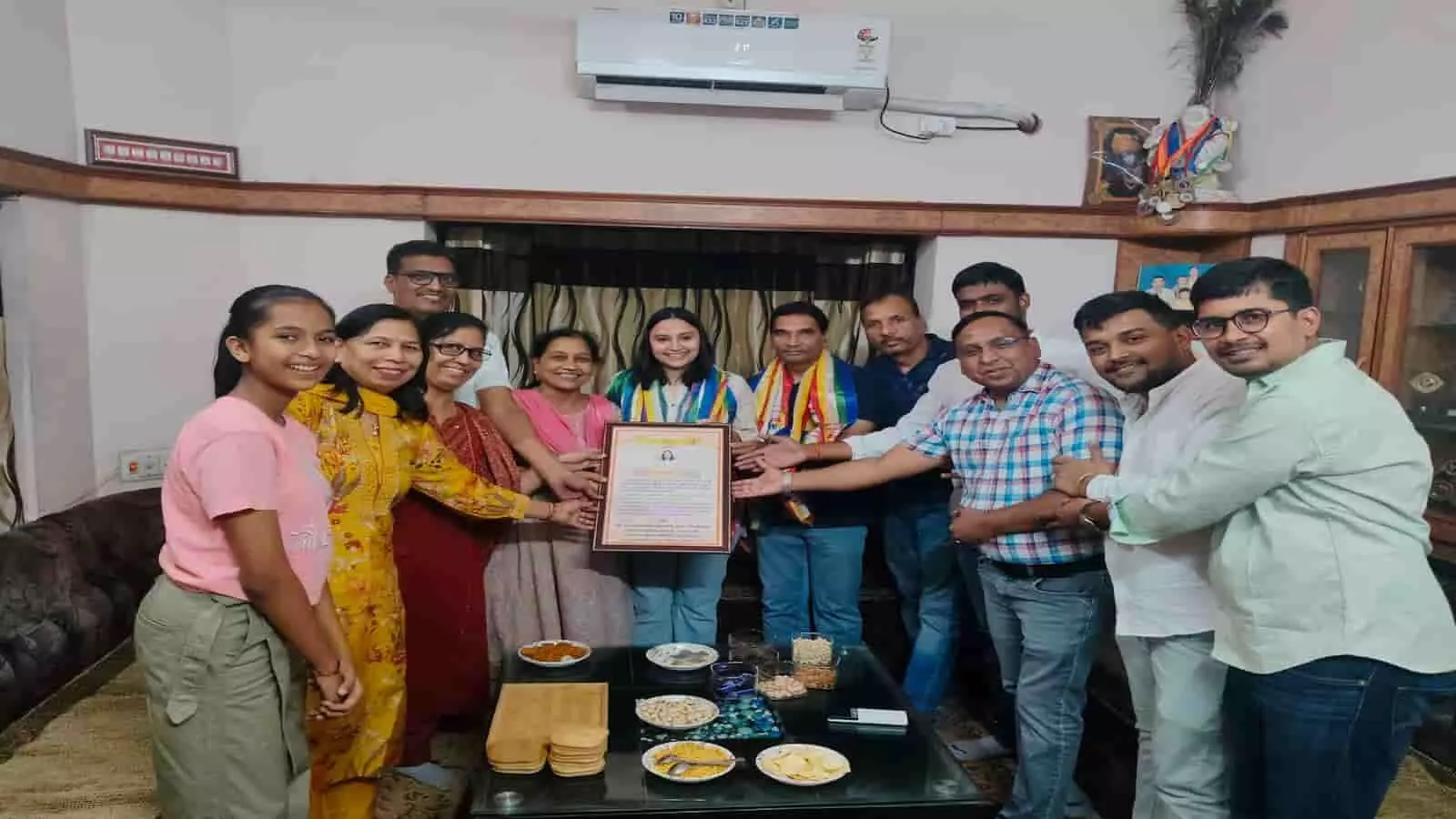 चित्तौड़गढ़ में प्रशस्ति पत्र हाथ में लिए खड़ीं नवनियुक्त आईएफएस अधिकारी अनुष्का बाबेल का अभिनंदन करते तेरापंथी समाज के लोग।