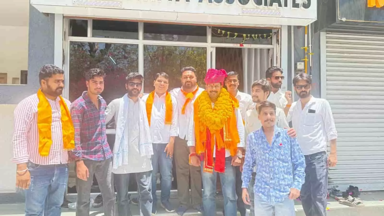 चित्तौड़गढ़ में स्वागत समारोह के दौरान कार्यकर्ताओं के साथ खड़े भाजयुमो प्रदेश मंत्री कृष्णपाल सिंह चूंडावत।