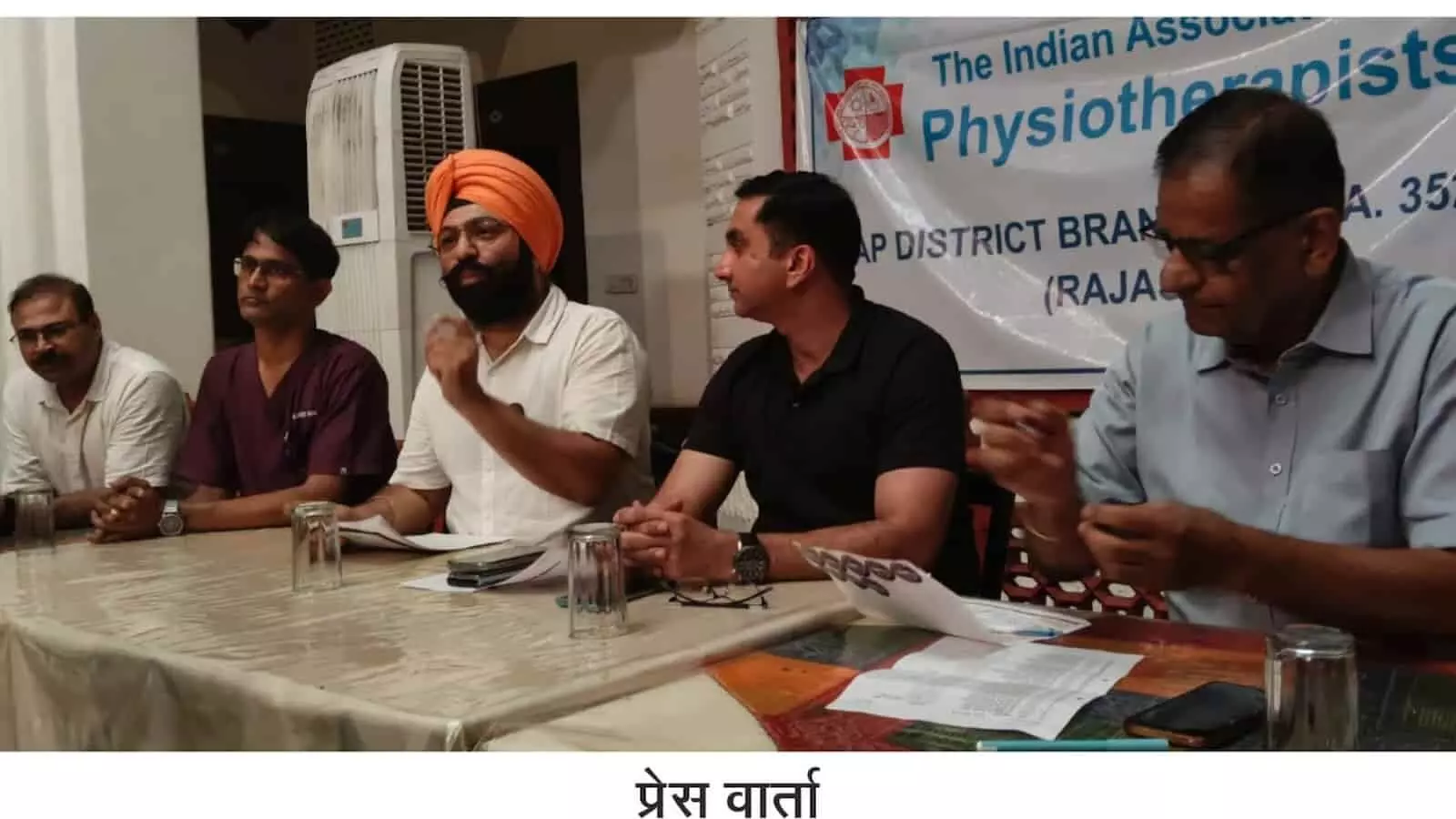 कोटा में आईएपी पदाधिकारियों की प्रेस वार्ता के दौरान टेबल पर बैठे डॉ जसविंदर सिंह और डॉक्टर दीपक कुमार यादव