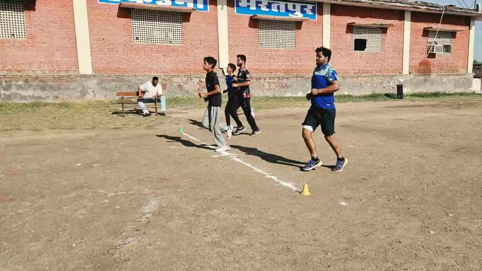 क्रिकेट एकेडमी भरतपुर के मैदान पर दौड़ लगाकर यो-यो फिटनेस टेस्ट देते युवा खिलाड़ी।