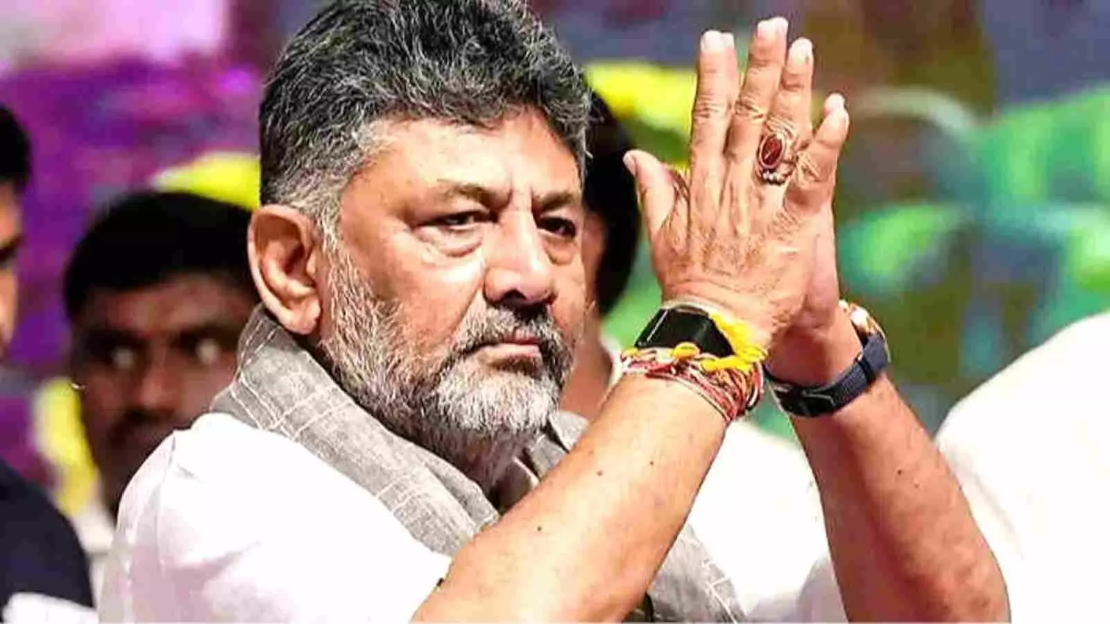 हाथ जोड़कर अभिवादन करते हुए सफेद कपड़े पहने डीके शिवकुमार कर्नाटक में दृश्यमान हैं। हाथ जोड़कर अभिवादन करते हुए सफेद कपड़े पहने डीके शिवकुमार कर्नाटक में दृश्यमान हैं।
