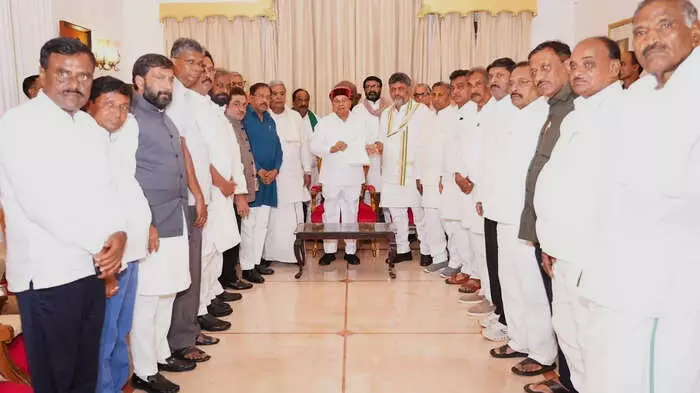राजभवन के कमरे में राज्यपाल को पत्र सौंपते हुए सफेद वस्त्र पहने डीके शिवकुमार और सिद्धारमैया बेंगलुरु में दृश्यमान हैं। राजभवन के कमरे में राज्यपाल को पत्र सौंपते हुए सफेद वस्त्र पहने डीके शिवकुमार और सिद्धारमैया बेंगलुरु में दृश्यमान हैं।