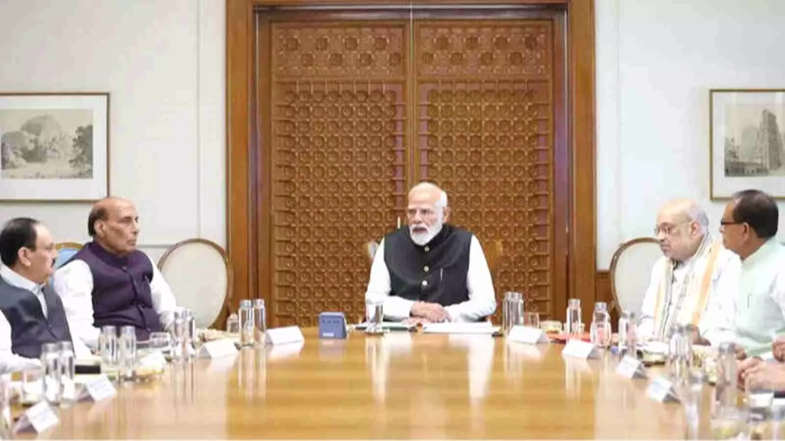 पीएम आवास पर बैठक करते प्रधानमंत्री नरेंद्र मोदी और अन्य वरिष्ठ बीजेपी नेता पीएम आवास पर बैठक करते प्रधानमंत्री नरेंद्र मोदी और अन्य वरिष्ठ बीजेपी नेता