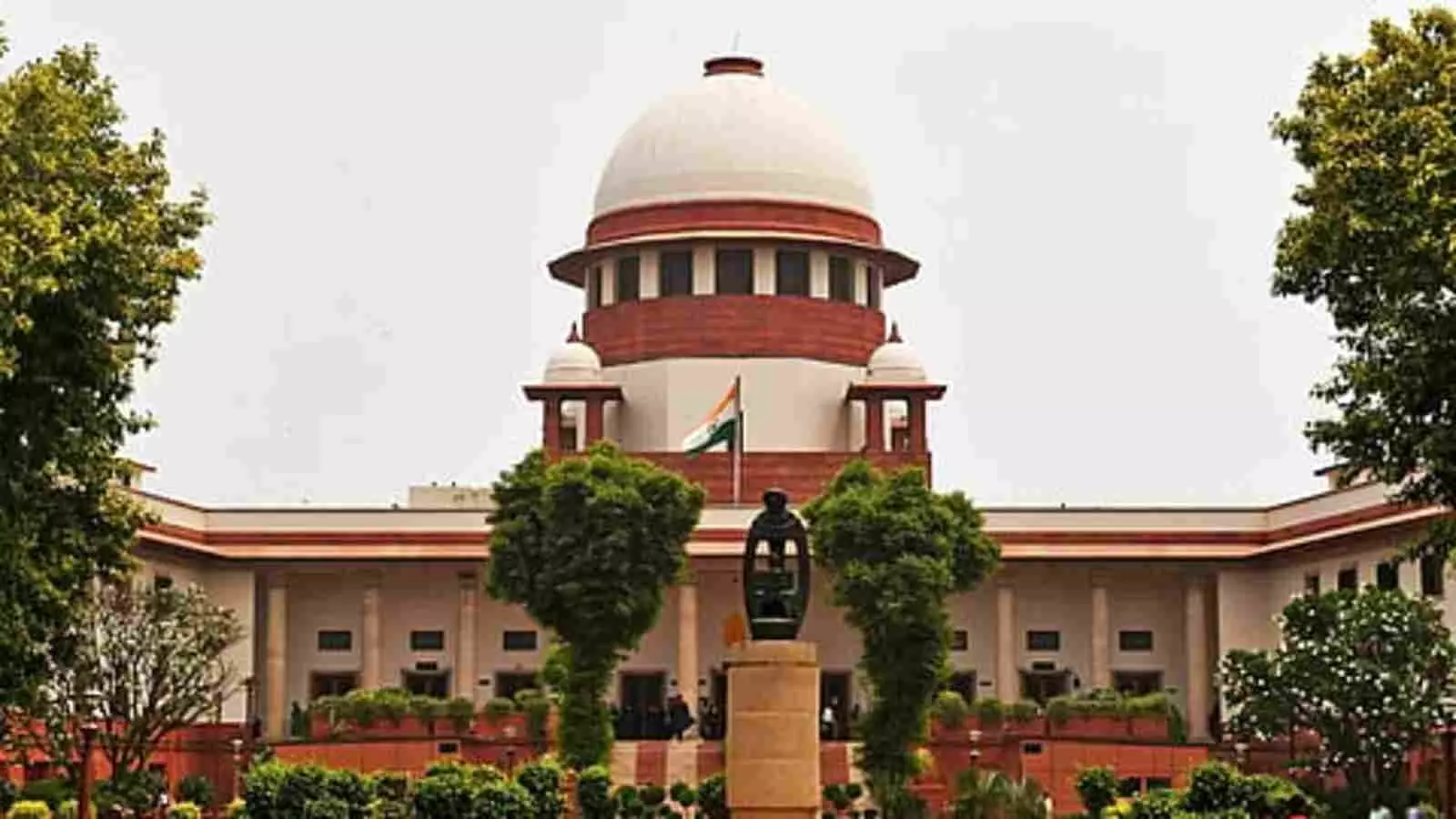 नई दिल्ली में स्थित सुप्रीम कोर्ट की मुख्य इमारत का सामने का दृश्य, जहां से उच्च न्यायालयों के लिए नया आदेश जारी किया गया है। नई दिल्ली में स्थित सुप्रीम कोर्ट की मुख्य इमारत का सामने का दृश्य, जहां से उच्च न्यायालयों के लिए नया आदेश जारी किया गया है।