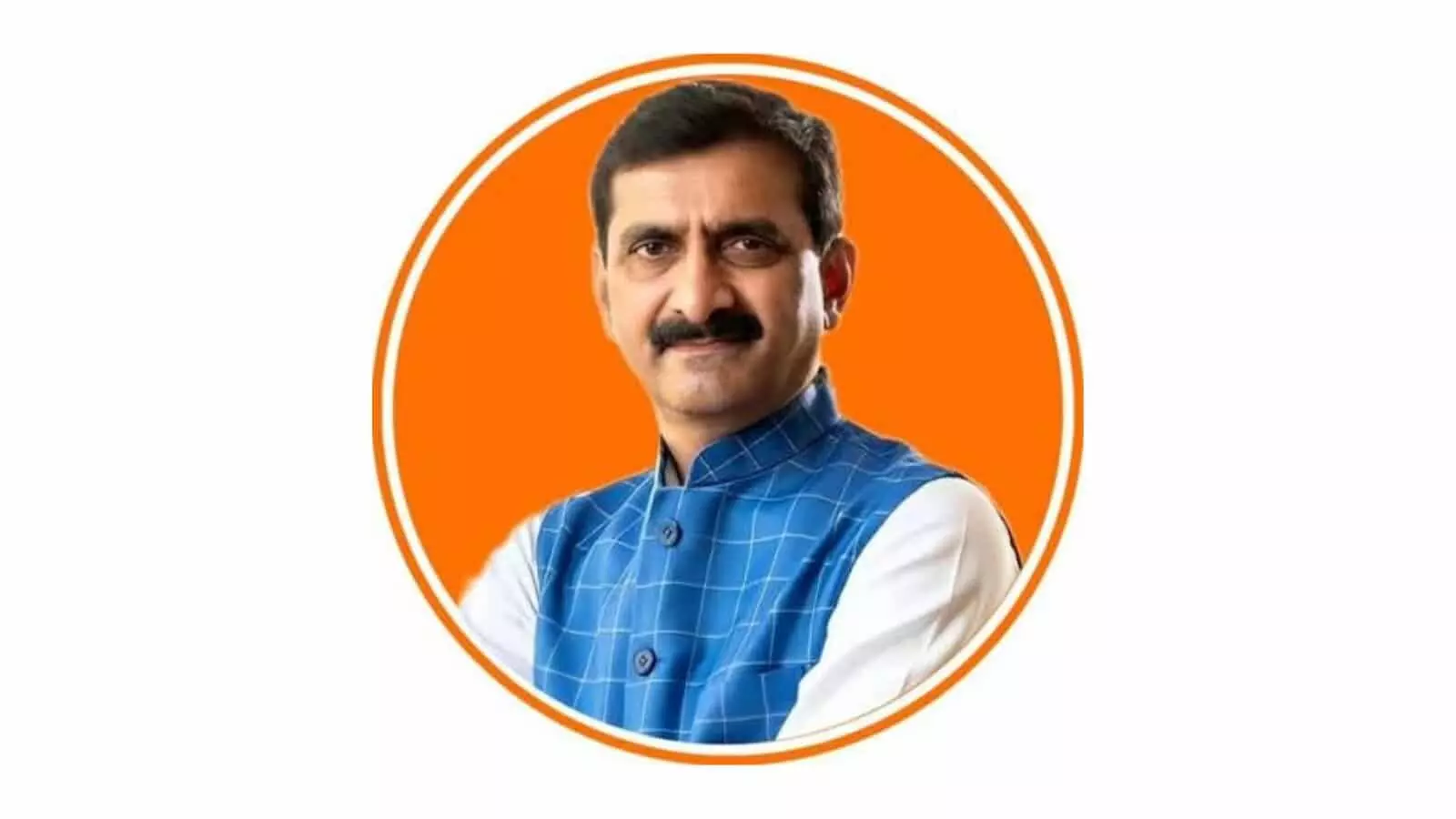 नारंगी रंग के गोलाकार फ्रेम में नीली सदरी पहने मुस्कुराते हुए नेता सुनील चौधरी का चित्र। नारंगी रंग के गोलाकार फ्रेम में नीली सदरी पहने मुस्कुराते हुए नेता सुनील चौधरी का चित्र।