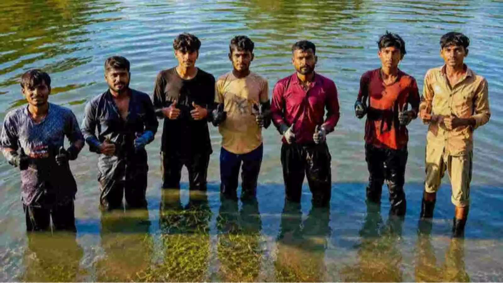 नदी के पानी में खड़े होकर स्वच्छता अभियान चलाने वाले युवा बस्ती में मनोरमा नदी की सफाई के संदर्भ में दिख रहे हैं। नदी के पानी में खड़े होकर स्वच्छता अभियान चलाने वाले युवा बस्ती में मनोरमा नदी की सफाई के संदर्भ में दिख रहे हैं।