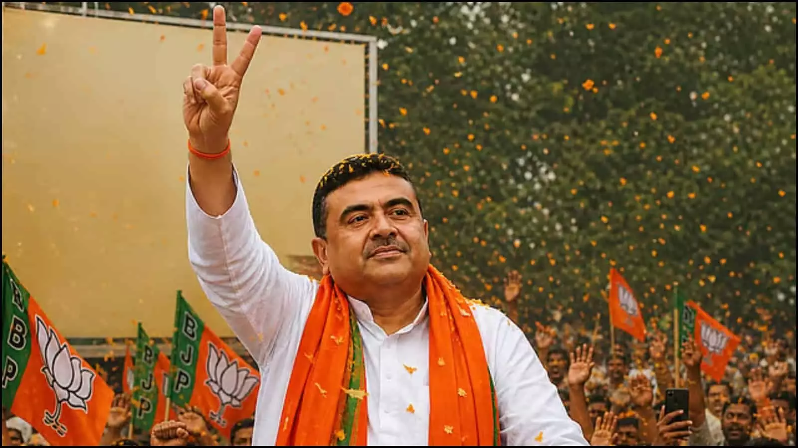हाथ में माइक लेकर मंच से भाषण देते हुए मुख्यमंत्री शुभेंदु अधिकारी कोलकाता में कैबिनेट विस्तार के संदर्भ में हाथ में माइक लेकर मंच से भाषण देते हुए मुख्यमंत्री शुभेंदु अधिकारी कोलकाता में कैबिनेट विस्तार के संदर्भ में
